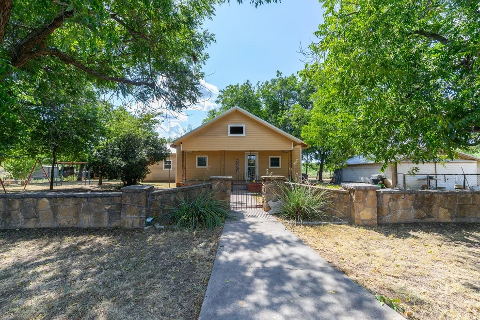 Unit for sale at 832 Peyton Street, Baird, TX 79504