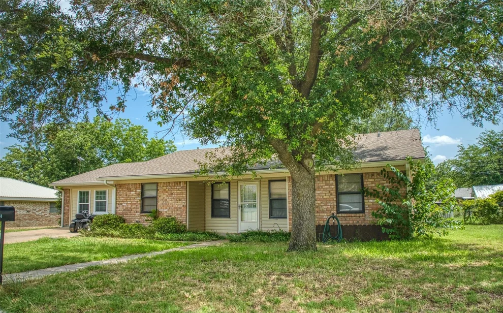 Unit for sale at 914 S Avenue N, Clifton, TX 76634