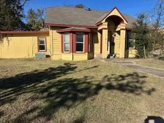 Unit for sale at 611 Chestnut Street, Bonham, TX 75418