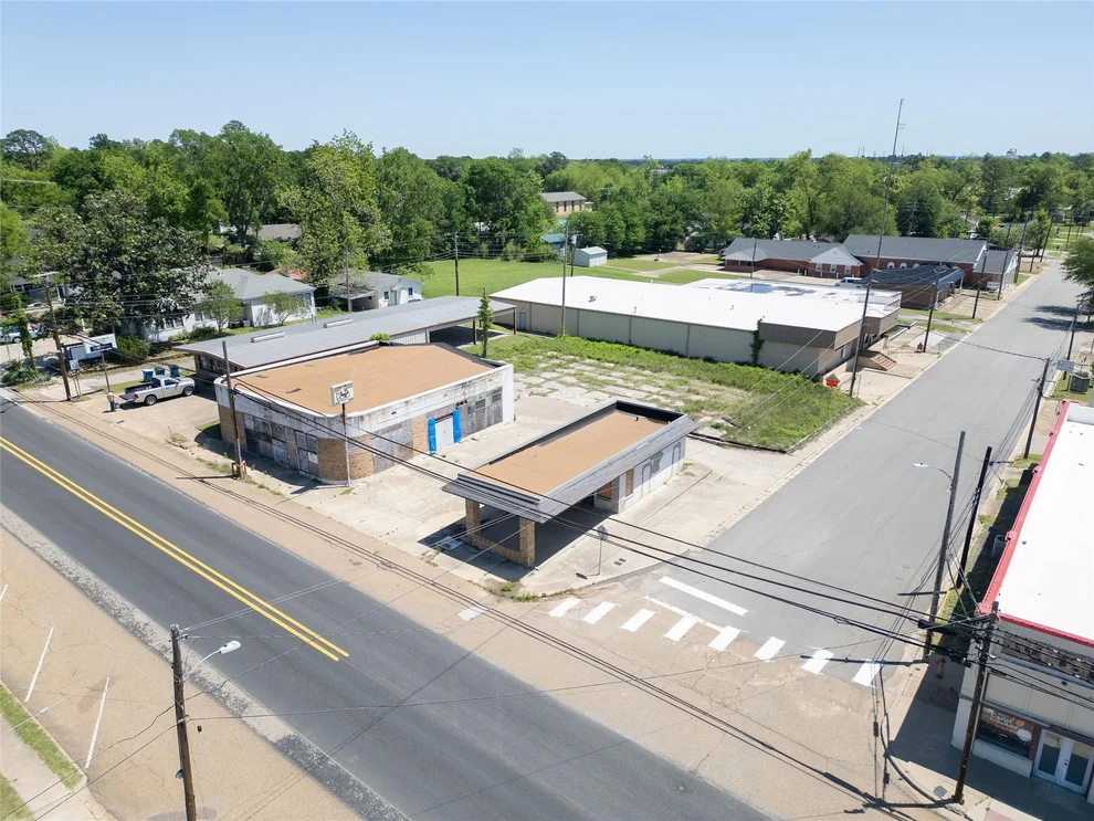 Unit for sale at 402 N Main Street, Winnsboro, TX 75494