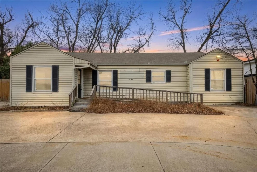 Unit for sale at 304 N Main Highway, Lindale, TX 75771