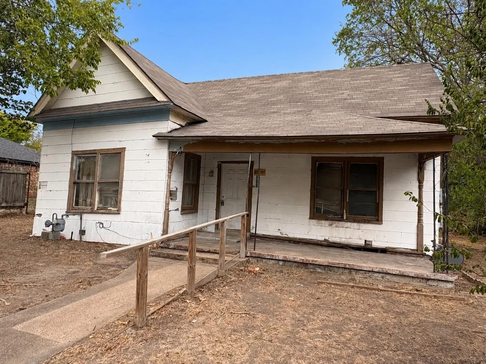 Unit for sale at 808 W 11th Avenue, Corsicana, TX 75110