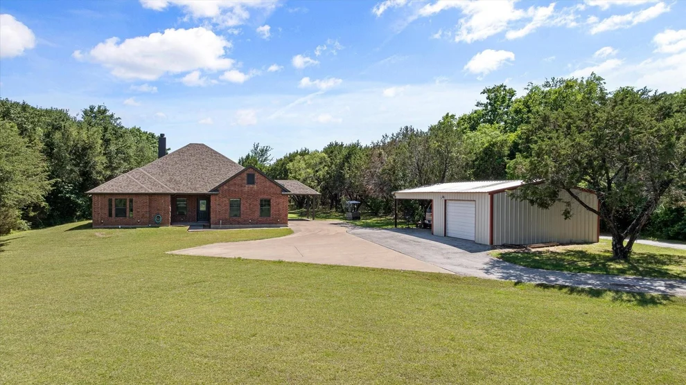 Unit for sale at 425 Indian Mountain Court, Granbury, TX 76048