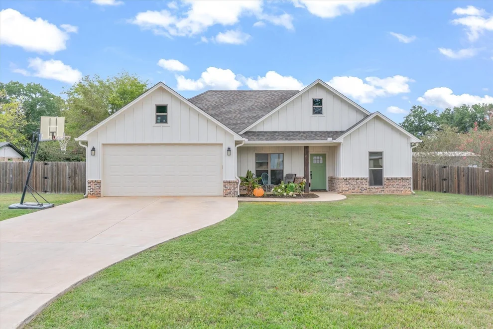 Unit for sale at 211 E Nevada Street, Van, TX 75790