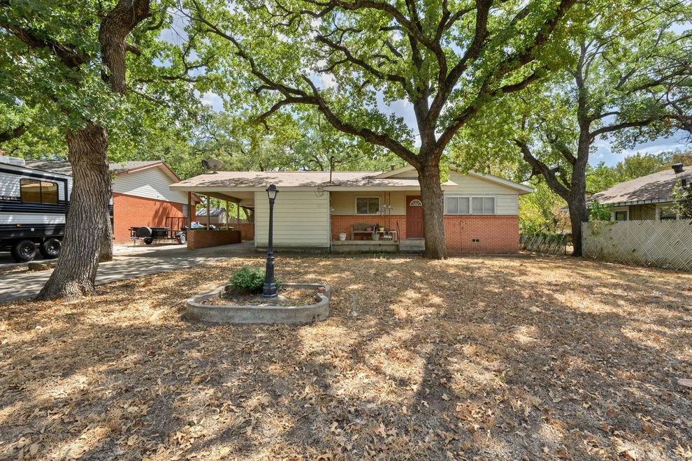 Unit for sale at 402 SE 20th Street, Mineral Wells, TX 76067