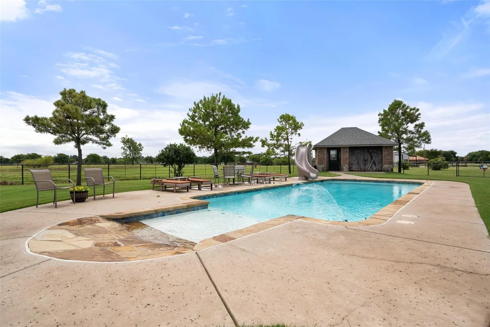 Unit for sale at 606 Sunset Point, Kerens, TX 75144