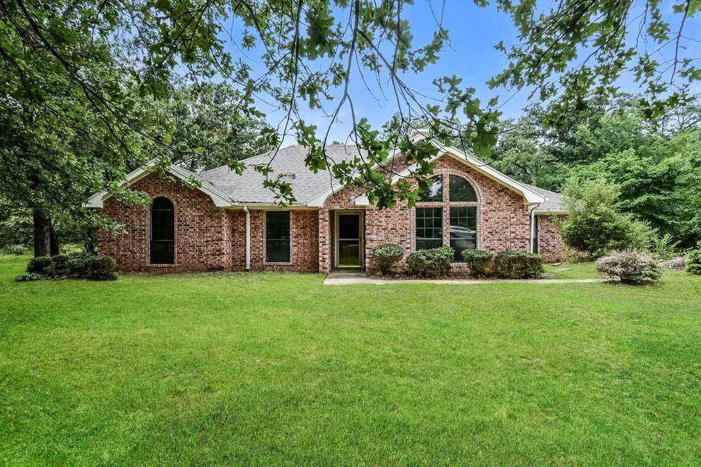 Unit for sale at 320 33rd Street SW, Paris, TX 75460