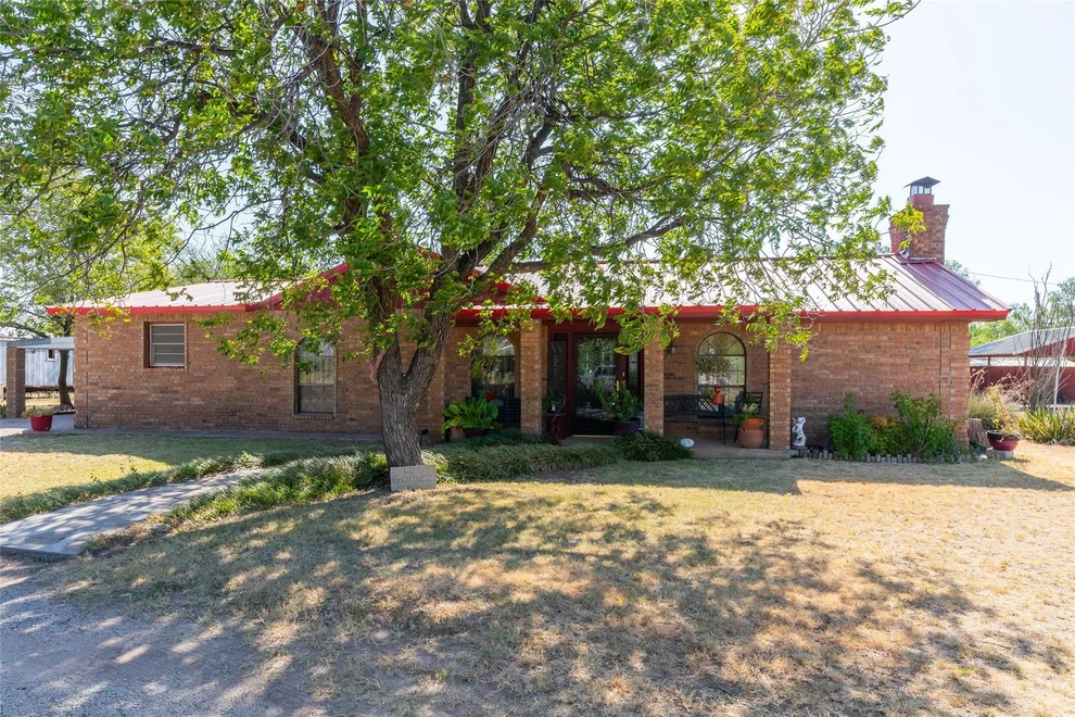 Unit for sale at 311 S Berthelot Street, Stamford, TX 79553