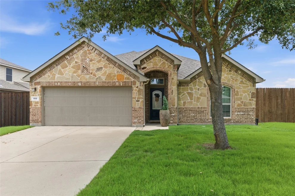 Unit for sale at 800 Silverthorne Drive, Burleson, TX 76028
