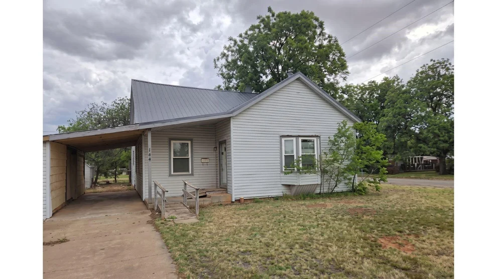 Unit for sale at 200 SE Avenue F, Childress, TX 79201