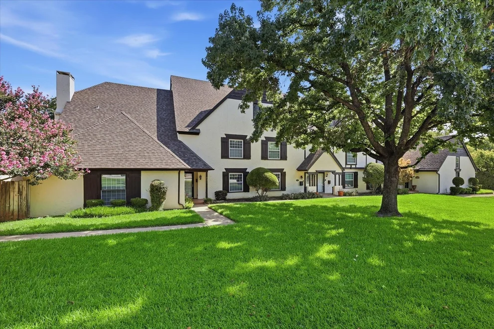 Unit for sale at 981 Chateau Valee Circle, Bedford, TX 76022