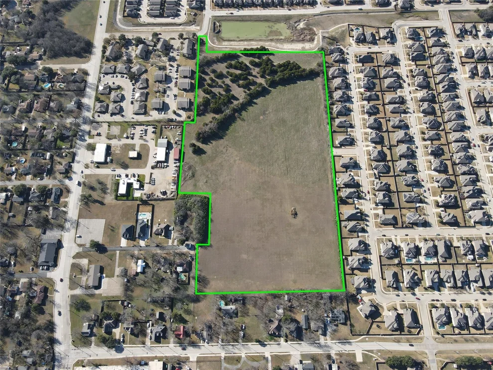 Unit for sale at 100 Lake Trail Drive, Red Oak, TX 75154