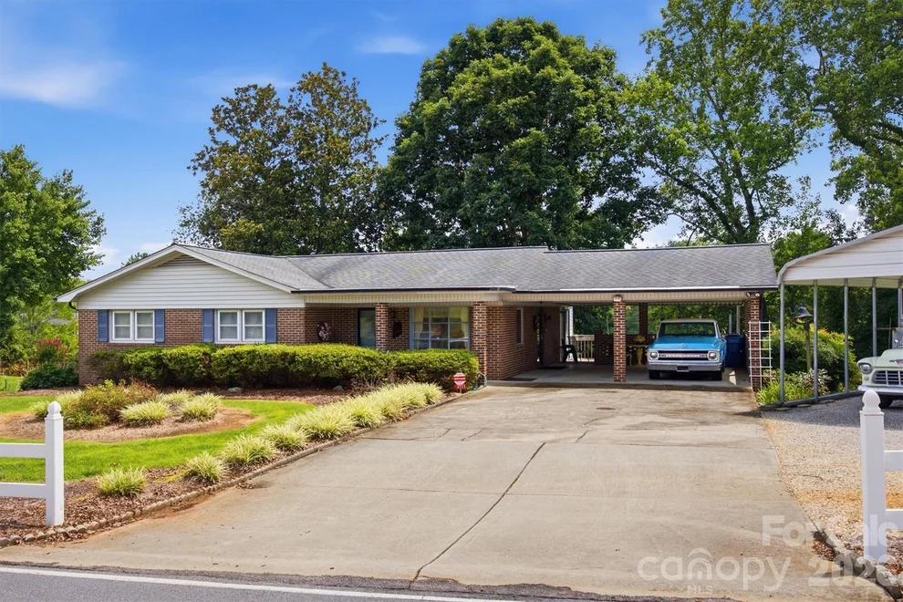 Unit for sale at 2711 Fairway Acres Circle, Lenoir, NC 28645
