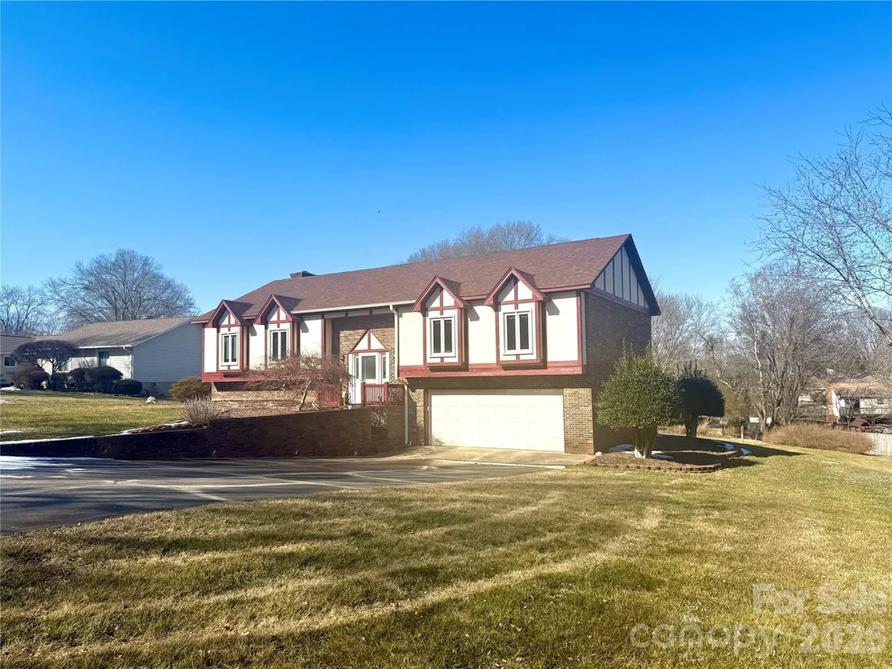Unit for sale at 1015 36th Avenue Court NE, Hickory, NC 28601