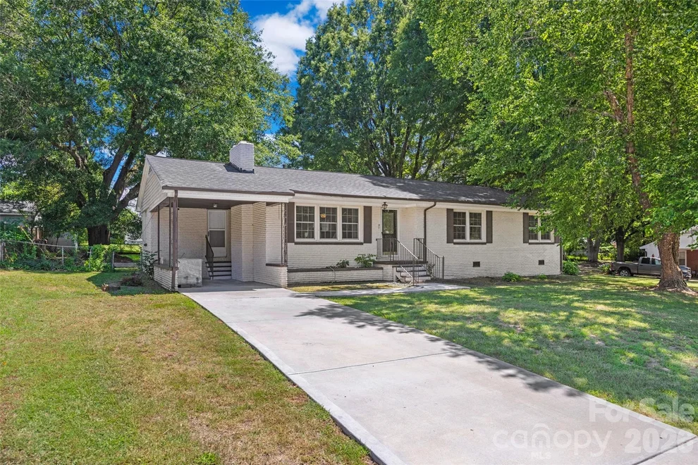 Unit for sale at 2323 Hedgewood Circle, Gastonia, NC 28052