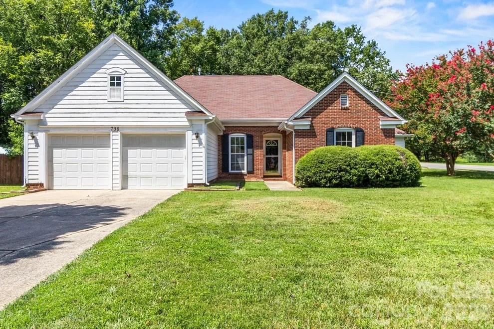 Unit for sale at 739 Oakbluff Circle, Charlotte, NC 28216