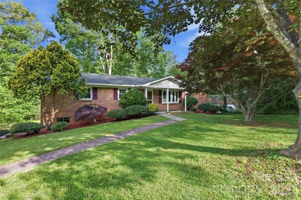 Unit for sale at 123 Castleton Lane, Hendersonville, NC 28791