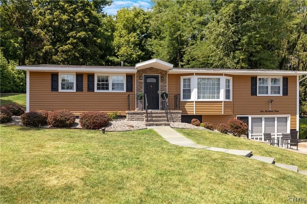 Unit for sale at 104 Ivy Lane, Camillus, NY 13219