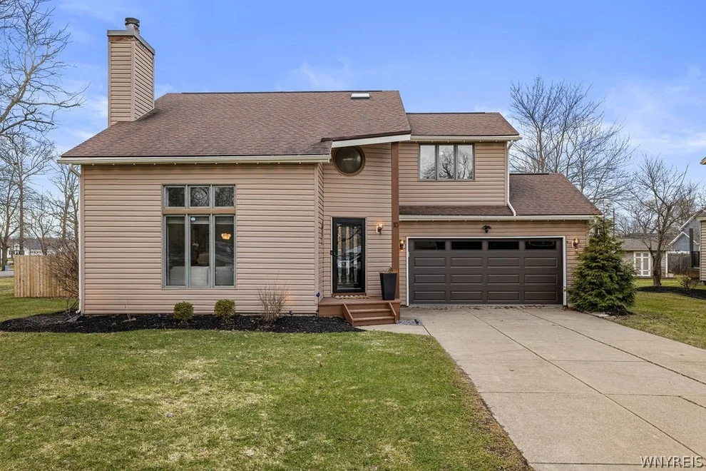 Unit for sale at 10 Royal Oak Circle, Grand Island, NY 14072