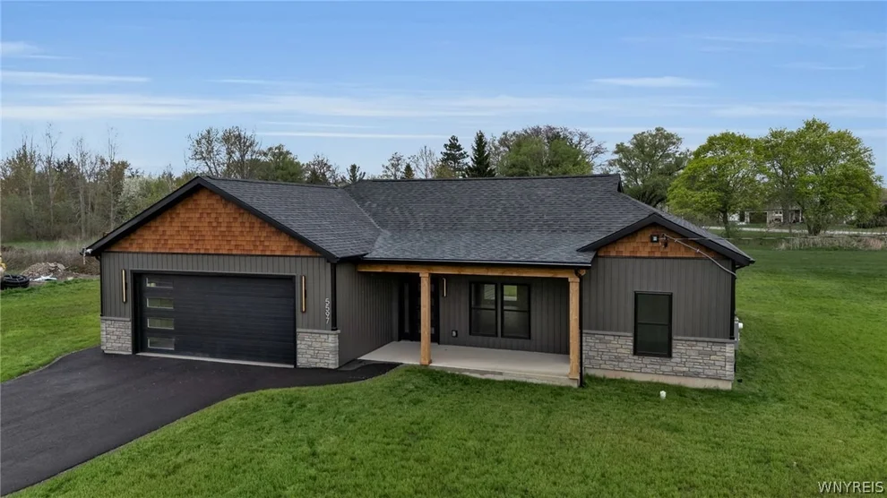 Unit for sale at 5597 Stone Road, Lockport Town, NY 14094