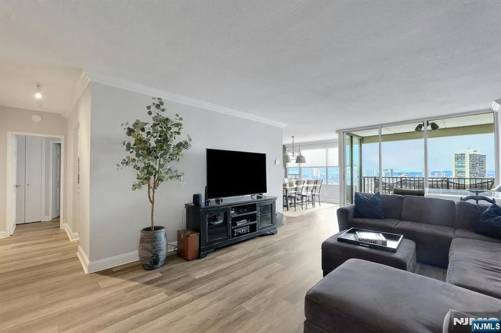 Unit for sale at 6 Horizon, Fort Lee, NJ 07024