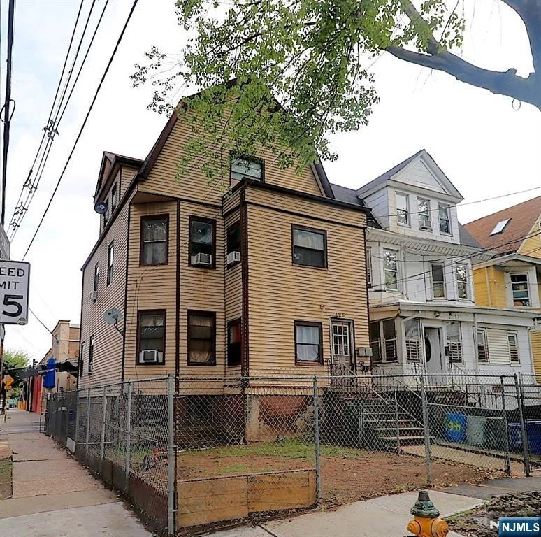 Unit for sale at 465 4th, Newark, NJ 07107