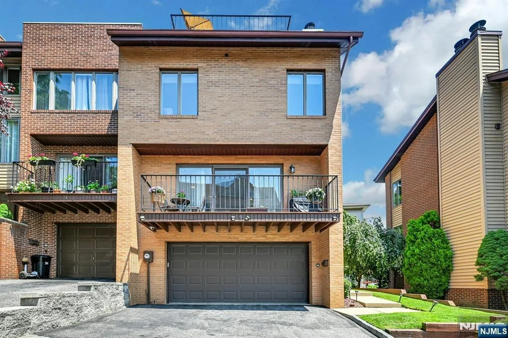 Unit for sale at 9 Yorkview, Edgewater, NJ 07020
