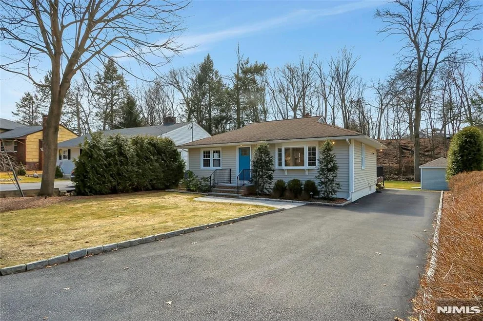 Unit for sale at 9 Sioux, Oakland, NJ 07436