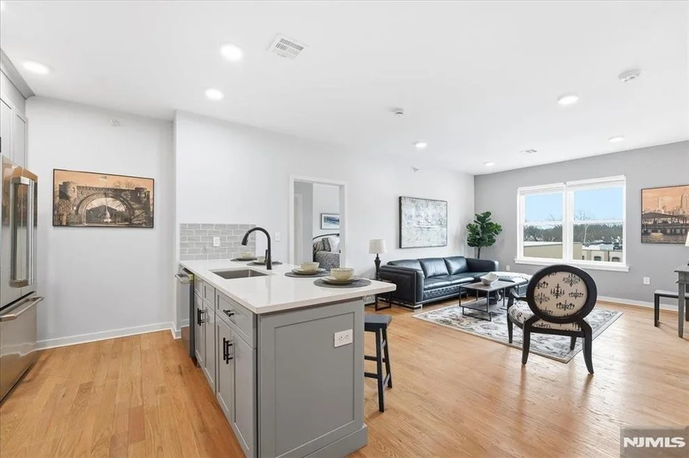 Unit for sale at 660 Bloomfield, Bloomfield, NJ 07003
