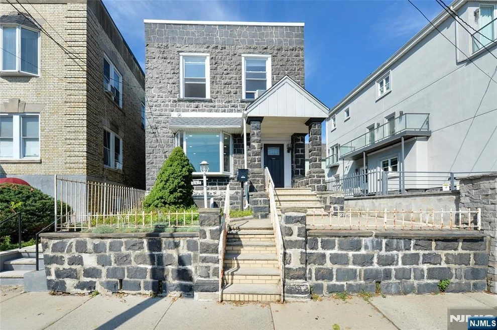 Unit for sale at 995 E Boulevard, Weehawken, NJ 07086