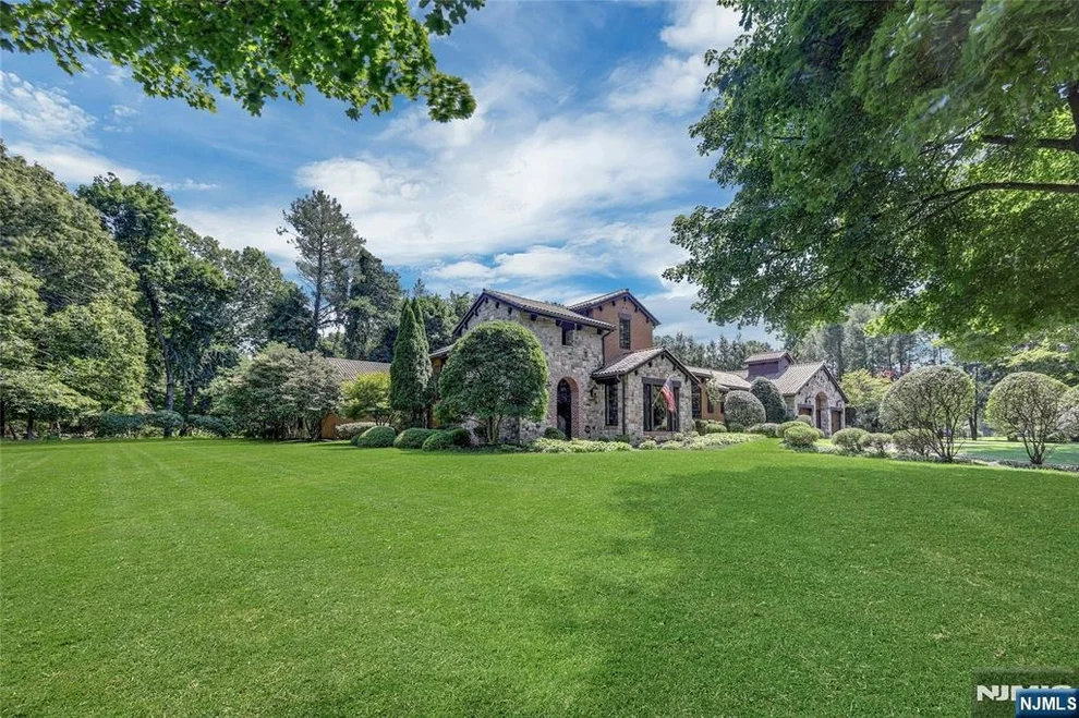 Unit for sale at 900 Laurie, Franklin Lakes, NJ 07417