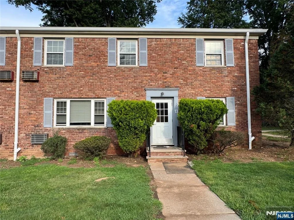 Unit for sale at 13 Wedgewood, Verona, NJ 07044