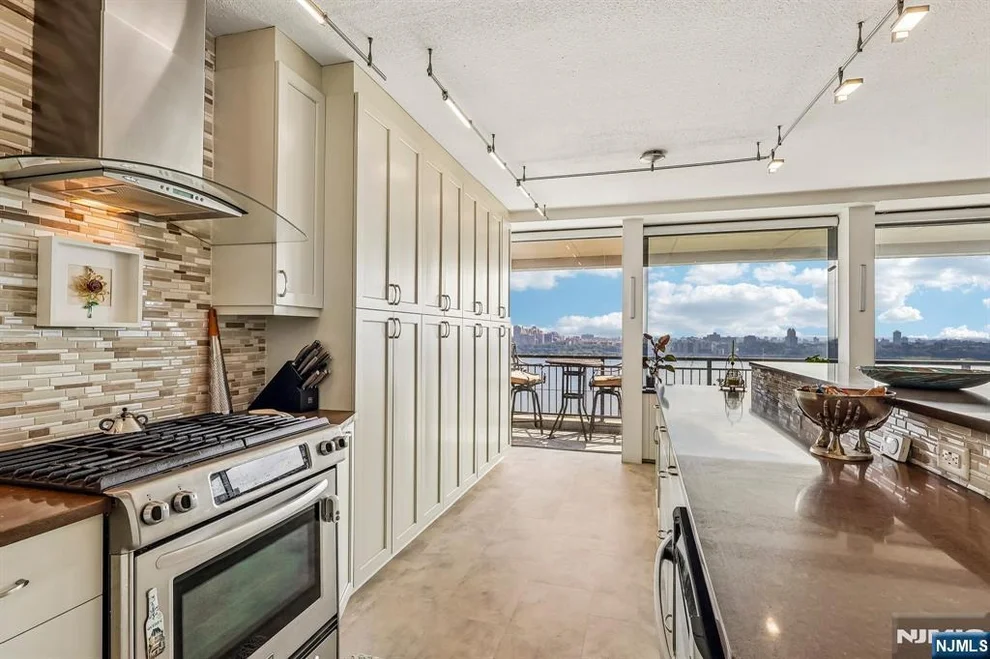 Unit for sale at 4 Horizon, Fort Lee, NJ 07024