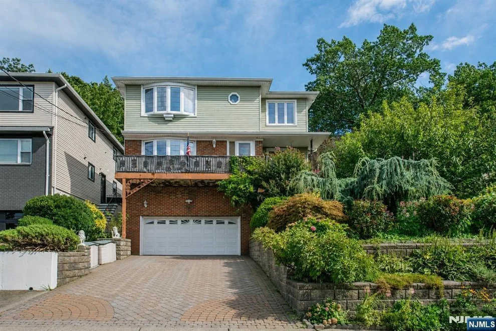 Unit for sale at 424 Oak, Ridgefield, NJ 07657