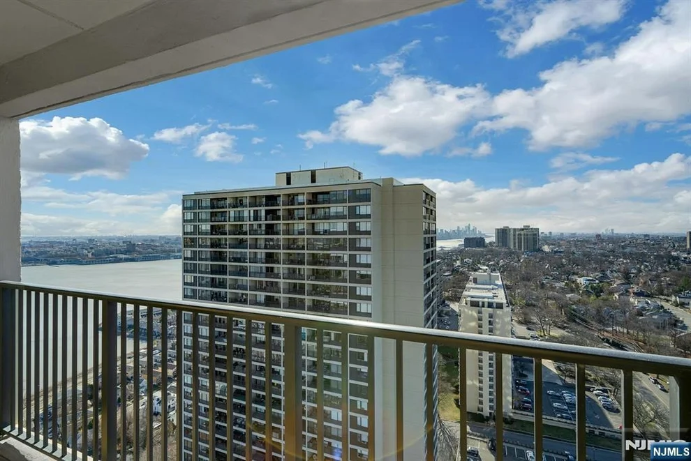 Unit for sale at 6 Horizon, Fort Lee, NJ 07024