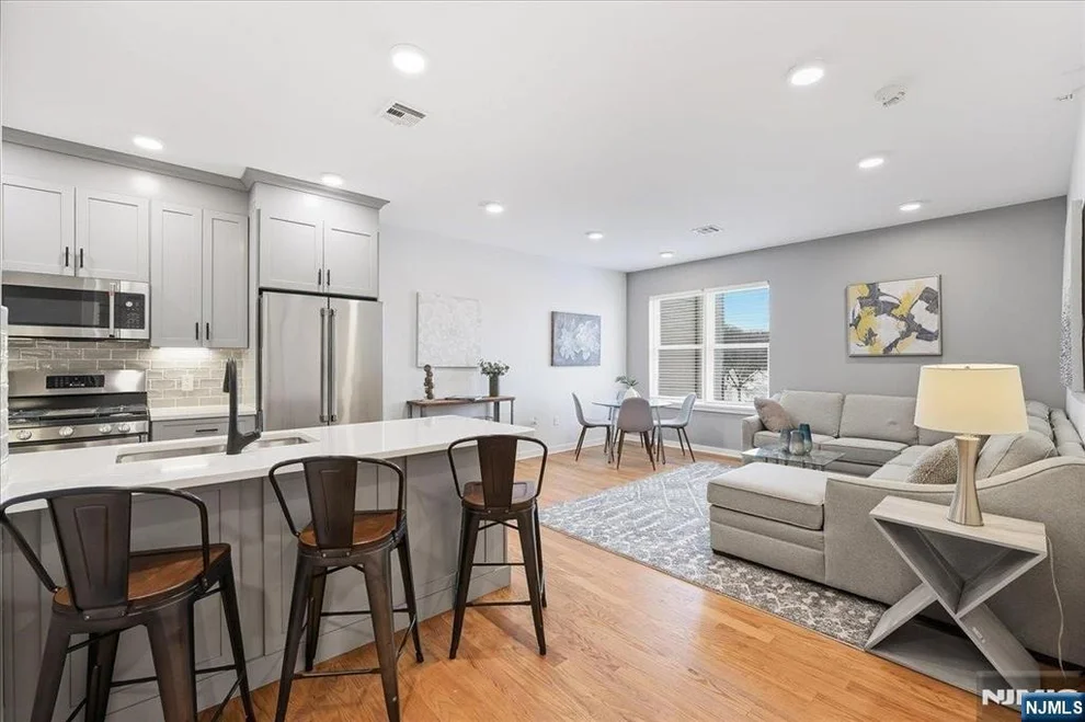 Unit for sale at 660 Bloomfield, Bloomfield, NJ 07003