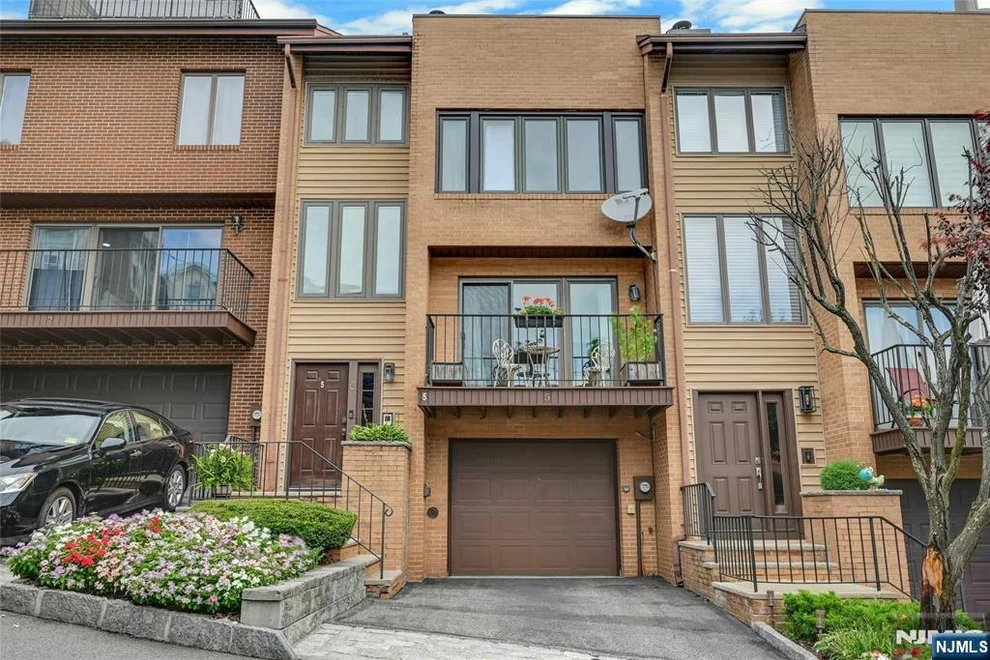 Unit for sale at 5 Yorkview, Edgewater, NJ 07020