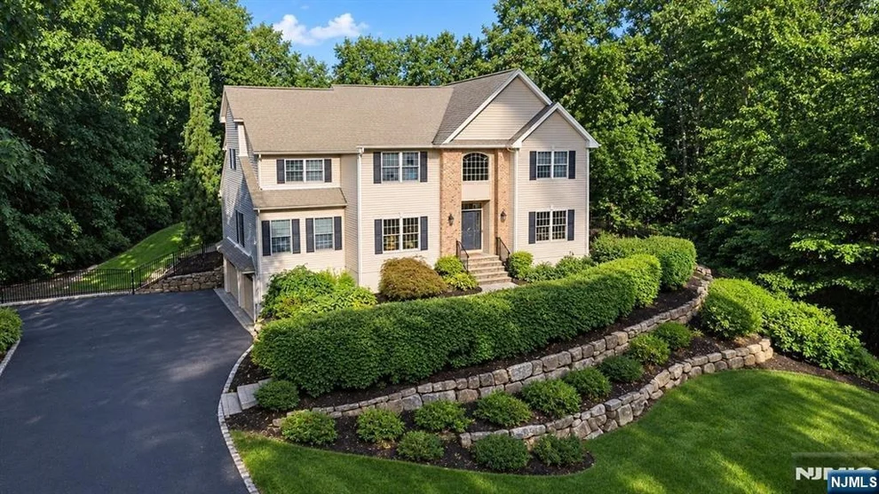 Unit for sale at 8 Goldfinch, Kinnelon Borough, NJ 07405
