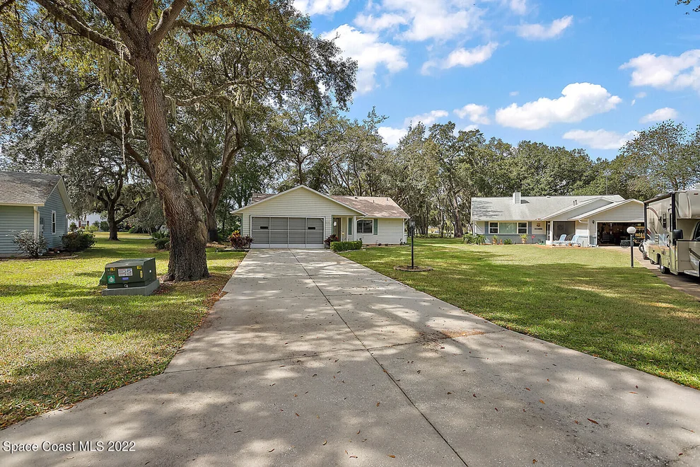 Unit for sale at 610 Fannich Court, Leesburg, FL 34748