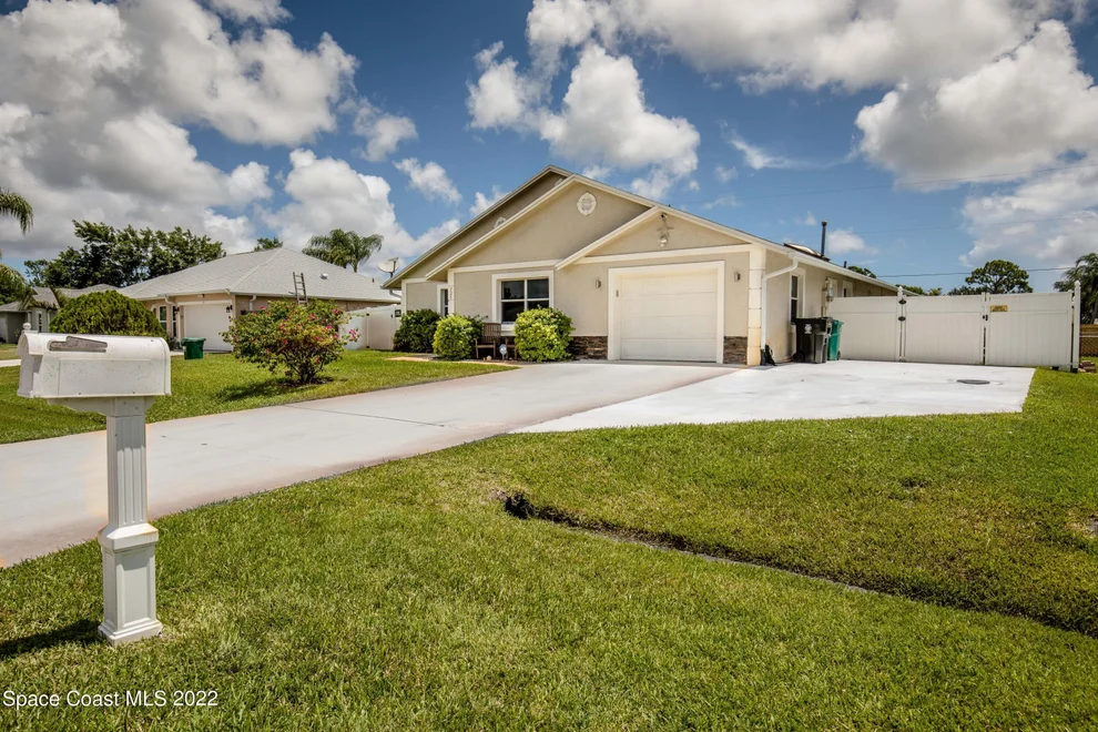Unit for sale at 725 SW Hibiscus Street, Port St. Lucie, FL 34983